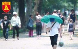 Nắng nóng 41 độ C, khách du lịch ở Hà Nội phải cầm quạt khi đi dạo